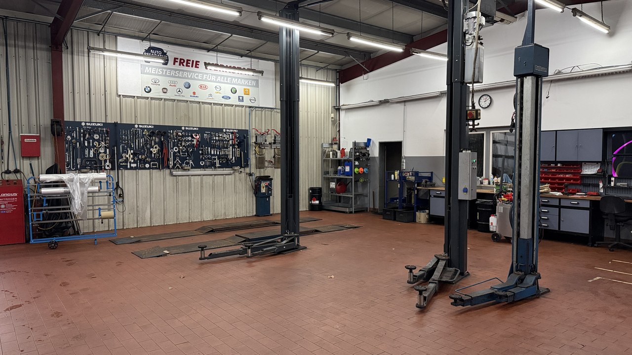 Blick in die Werkstatthalle mit zwei Hebebühnen